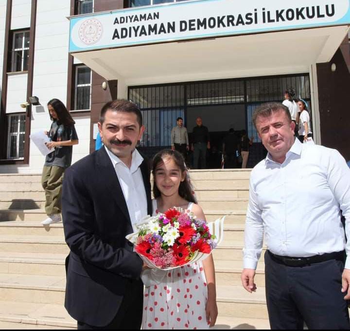 Ülkemizin geleceğini inşa edecek öğrencilerimize karnelerini ve hediyelerini dağıttık.