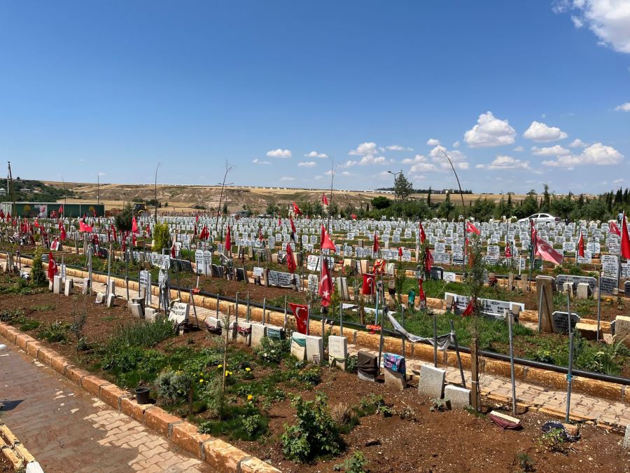 Mezarlıkta Bayram Hazırlıkları Devam Ediyor