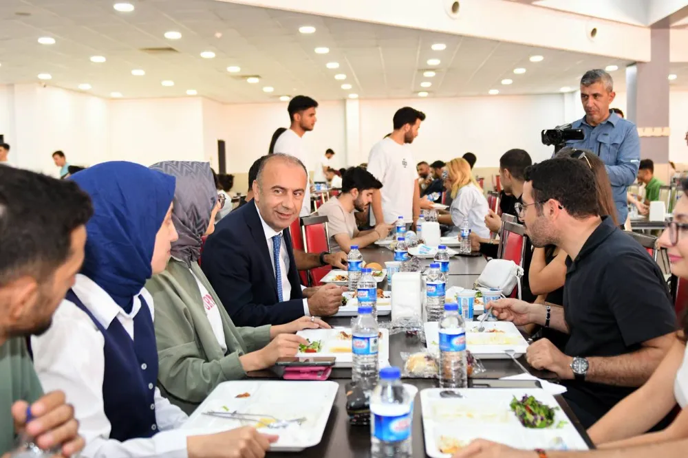 Rektörümüz Prof. Dr. Mehmet Keleş Öğle Yemeğinde Öğrencilerle Bir Araya Geldi 