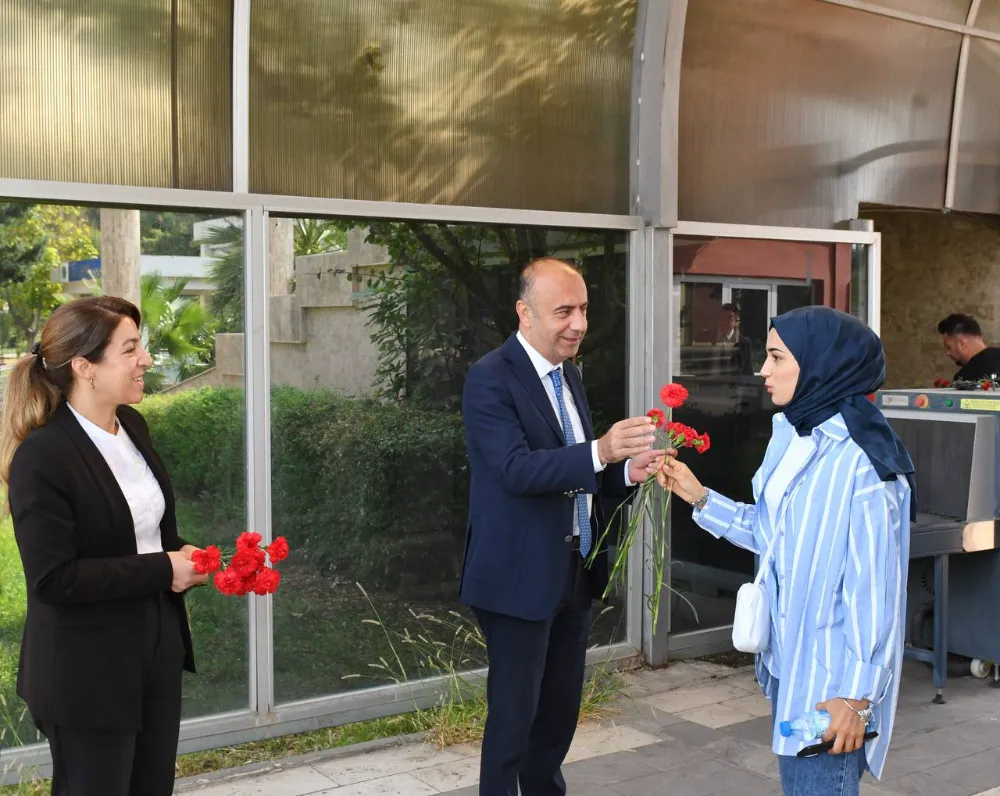 Rektörümüz Prof. Dr. Mehmet Keleş Öğrencileri Karanfille Karşıladı