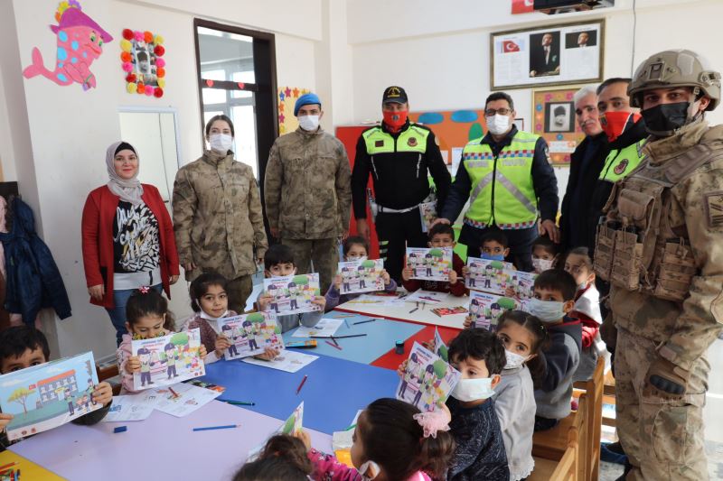 Jandarmadan Öğrencilere Tanıtım Faaliyeti