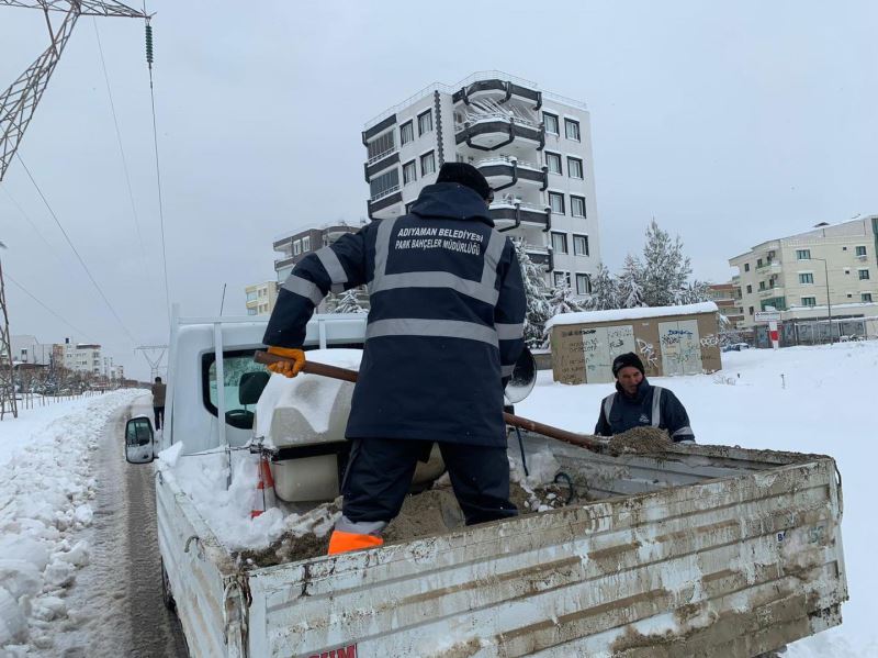 Adıyaman Belediyesi’nden Yoğun Kar Temizleme Çalışması