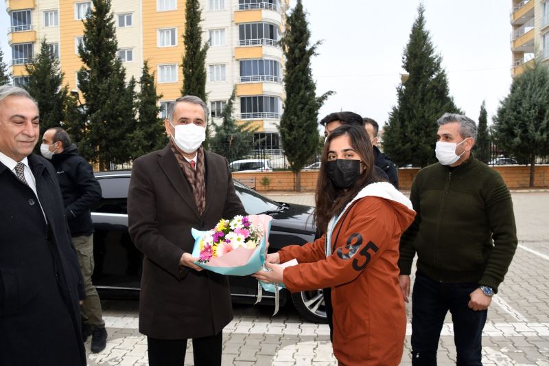 VALİ MAHMUT ÇUHADAR’DAN KİTAP KAMPANYASINA DESTEK