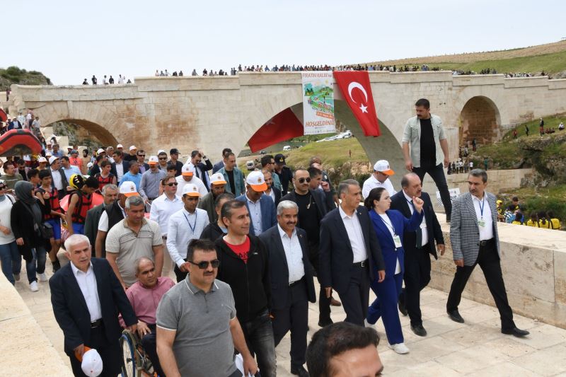 BESNİ GENÇLİK FESTİVALİ TARİHİ KIZILİN KÖPRÜSÜ’NDE BAŞLADI