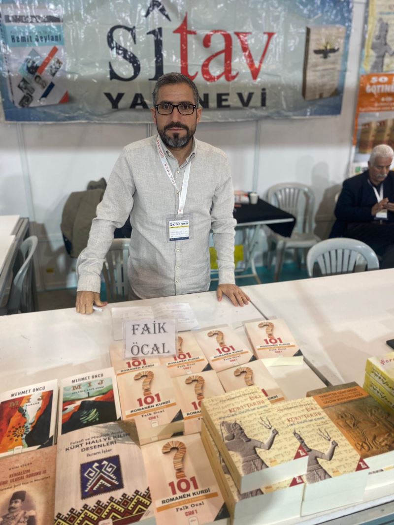 Faik Öcal yazar Şanlıurfa kitap fuarında.