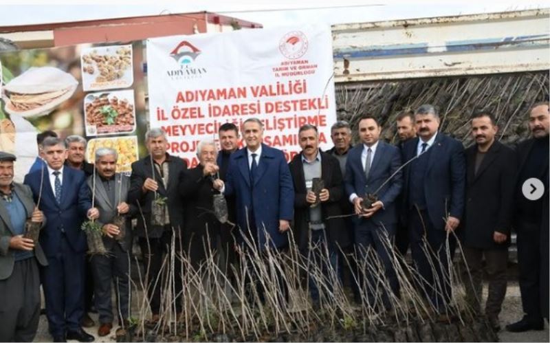 Besni ilçesinin tarımsal üretiminde önemli bir yere sahip olan fıstığın üretim alanını genişletmek amacıyla “Meyveciliği Geliştirme Projesi” kapsamında İl Özel İdaresinin desteği ile çiftçilerimize 18 bin adet fıstık fidanı da